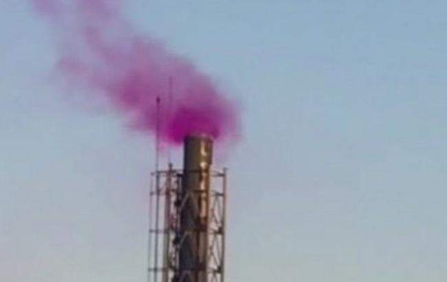 Розовый дым из киевского предприятия шокировал людей. Фото