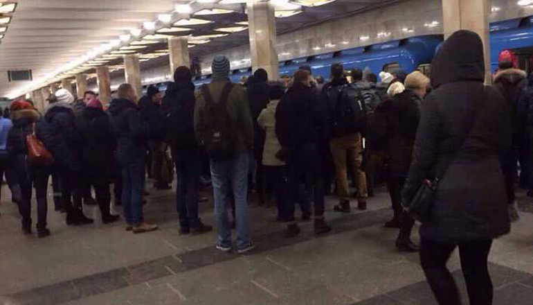 Киевляне спасли мужчину, который упал под вагон поезда в метро