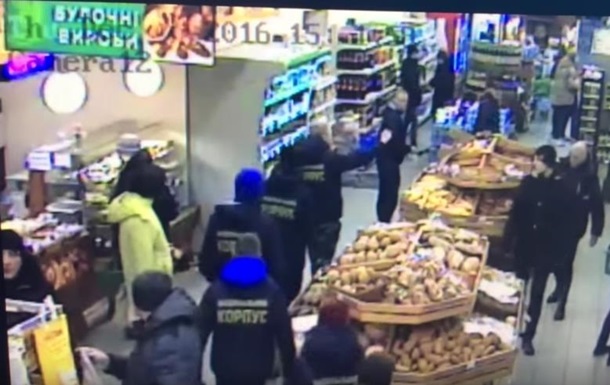 В Черкассах радикалы ограбили супермаркет и избили охранников. Видео