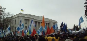 Под ВР тысячи людей протестуют против новых тарифов ЖКХ. Видео