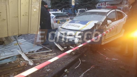 Авария в Киеве: полицейские протаранили хлебный киоск. Фото