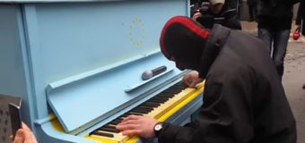 Пианист сыграл реквием возле офиса Порошенко. Видео