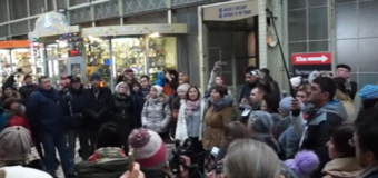 Песенный флешмоб: в Питере и Мелитополе спели на ж/д вокзалах. Видео