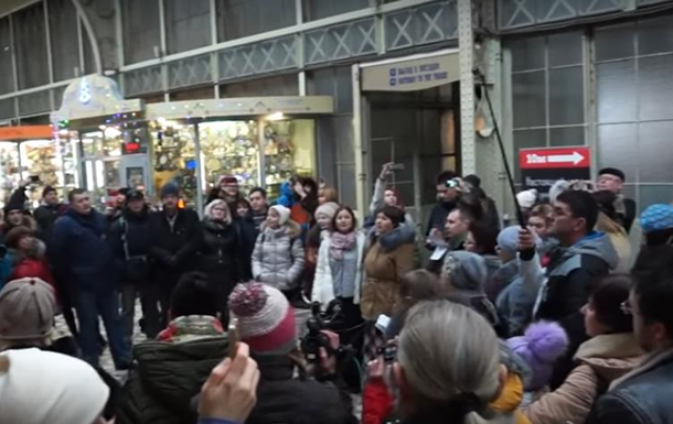 Песенный флешмоб: в Питере и Мелитополе спели на ж/д вокзалах. Видео