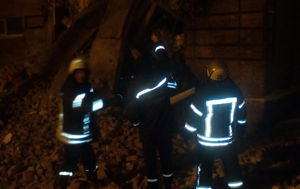Под завалами люди: известны причины обрушения общежития в Чернигове. Видео