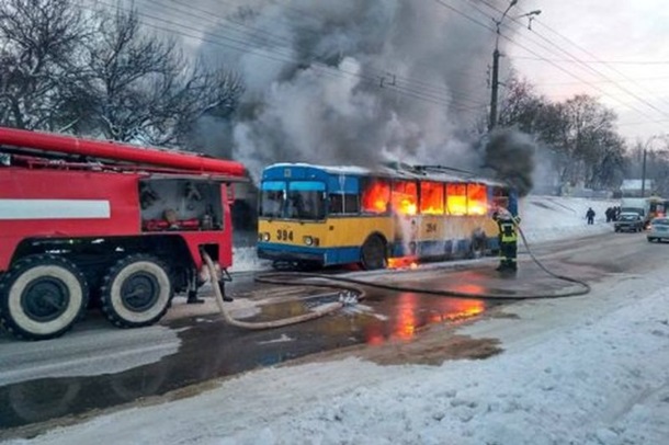 В Чернигове загорелся троллейбус с пассажирами внутри. Видео