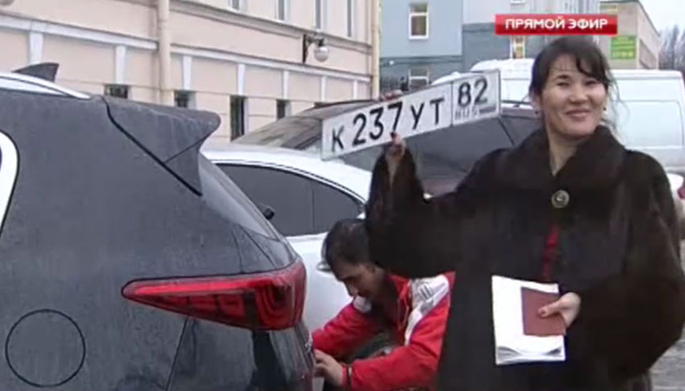 В России петербургским автомобилистам выдают крымские номера