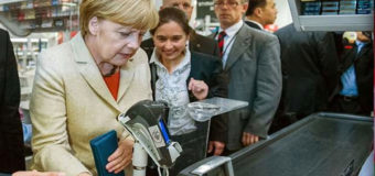 Меркель застукали в супермаркете с картошкой и творогом