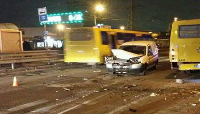 В Киеве произошло ДТП с участием маршрутки, водитель сбежал