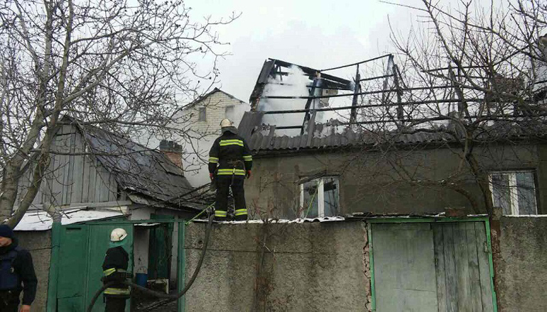 Пожарные спасли детей из горящего дома в Днепре