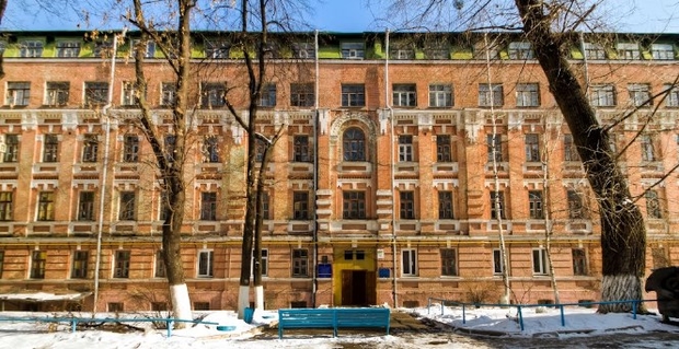 Трагедия в киевском общежитии: молодой парень выпал с пятого этажа