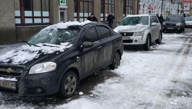 В Харькове глыба льда разбила две машины