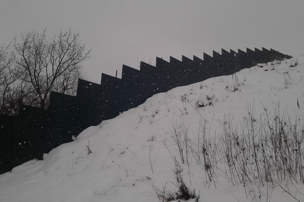 Скандал на киевской горе: представители мечети демонтируют двухметровый забор