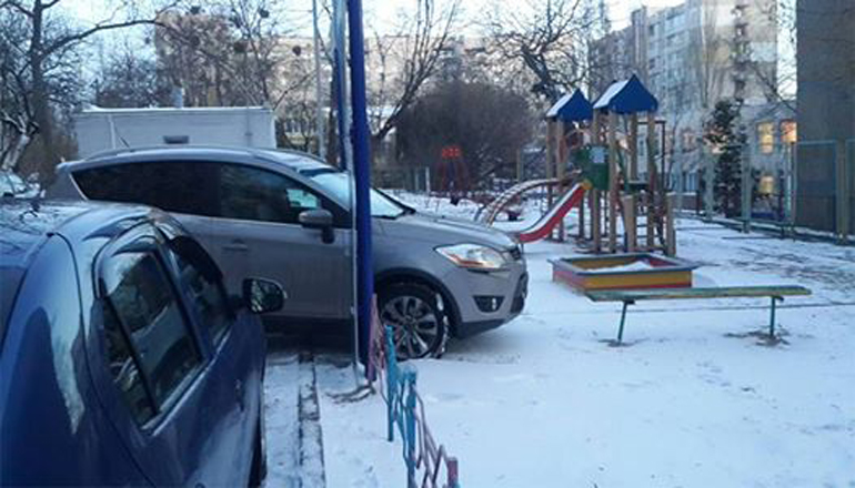 Киевский автохам на детской площадке «взорвал» Сеть. Фото