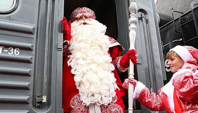 В Днепре дети катаются на поезде с Дедом Морозом