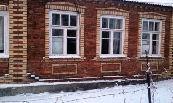 В Донецкой области снаряд разнес жилой дом