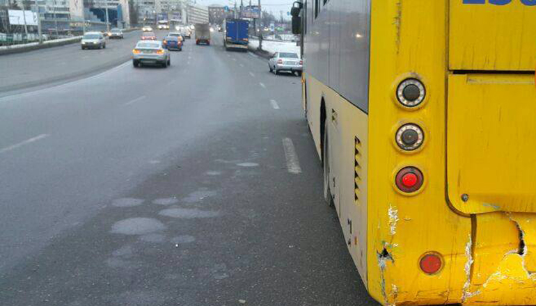 Фотофакт: В Киеве троллейбус попал в ДТП