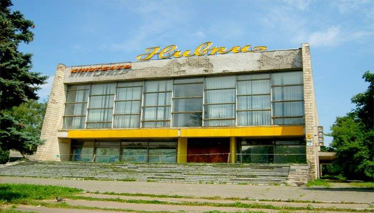 В Киеве снесли легендарный кинотеатр «Нивки». Фото