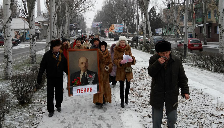 В Мелитополе прошло шествие с портретом Ленина. Фото