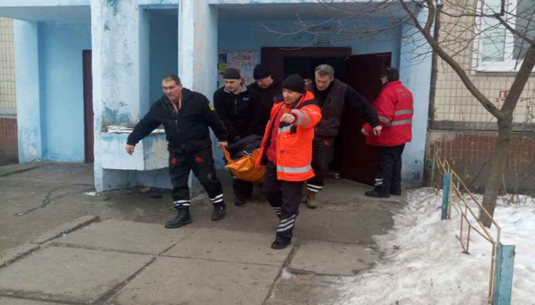 В Киеве вызвали спасателей, чтобы доставить полного мужчину в больницу. Фото