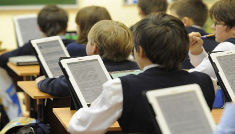 Киевские школьники будут учиться по электронным учебникам