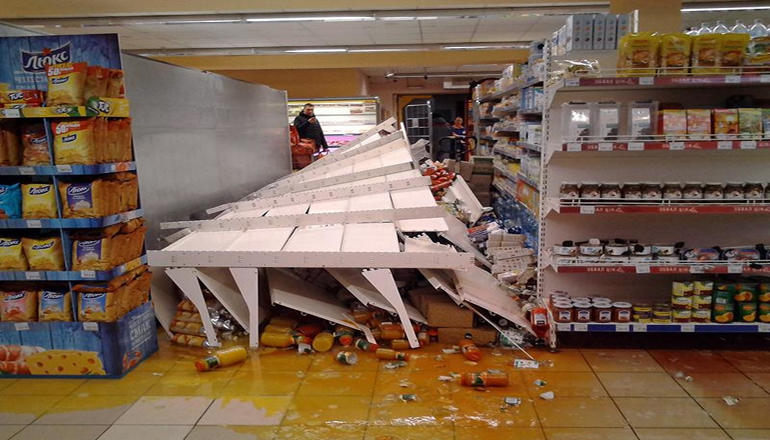 В киевском супермаркете на покупателя упал стеллаж с соками. Фото