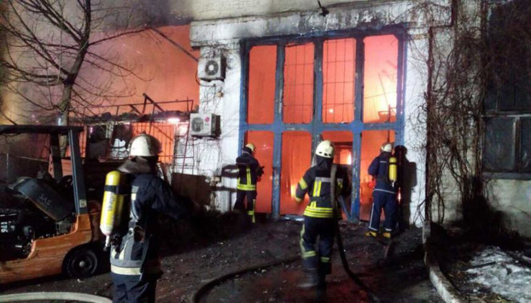 Спасатели два часа тушили огромный киевский склад