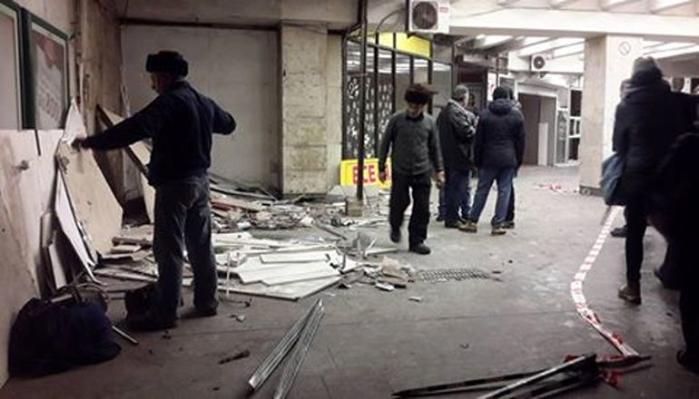 В Киеве снесли МАФы на еще одной станции метро. Фото