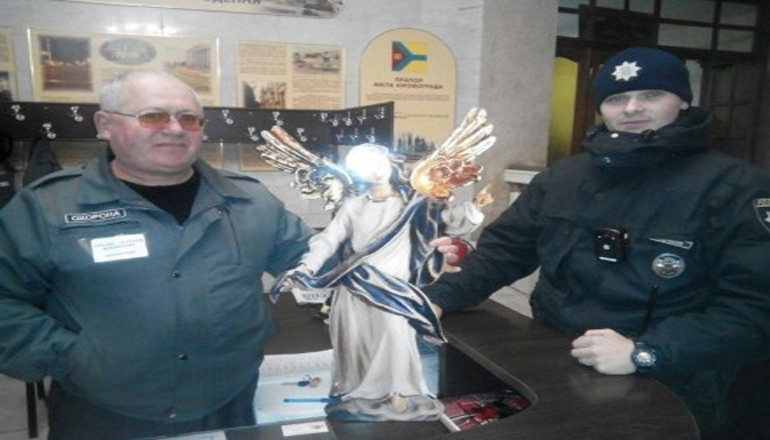 В Кропивницком мужчина украл ангела с праздничного вертепа. Фото