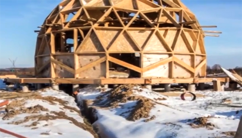 Переселенцы в экстремальных условиях строят экодома под Киевом. Видео
