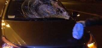 В Киеве разгромили машину, которая сбила пешехода