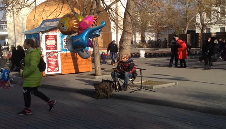В оккупированном Крыму на улицах звучит украинская музыка. Видео
