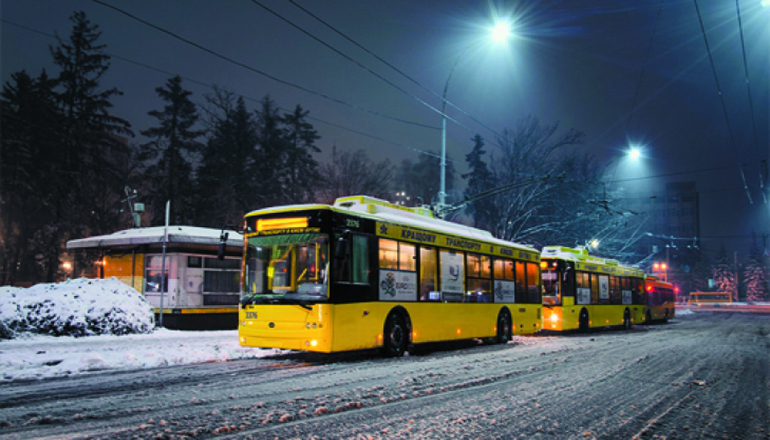 Фотофакт: Киевляне в шоке от троллейбуса с заснеженным салоном