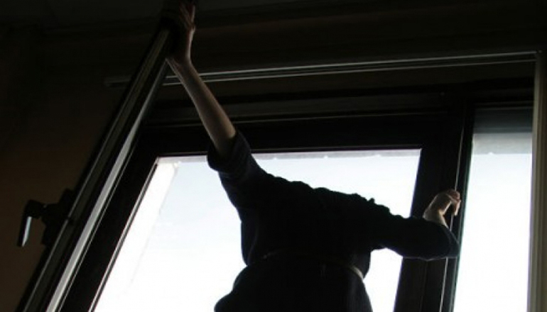 На Киевщине 14-летняя девочка выпрыгнула с 6 этажа