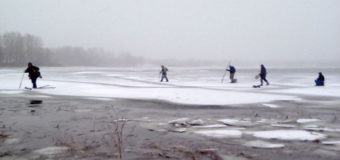 На Киевщине на льдине унесло шестерых рыбаков. Фото