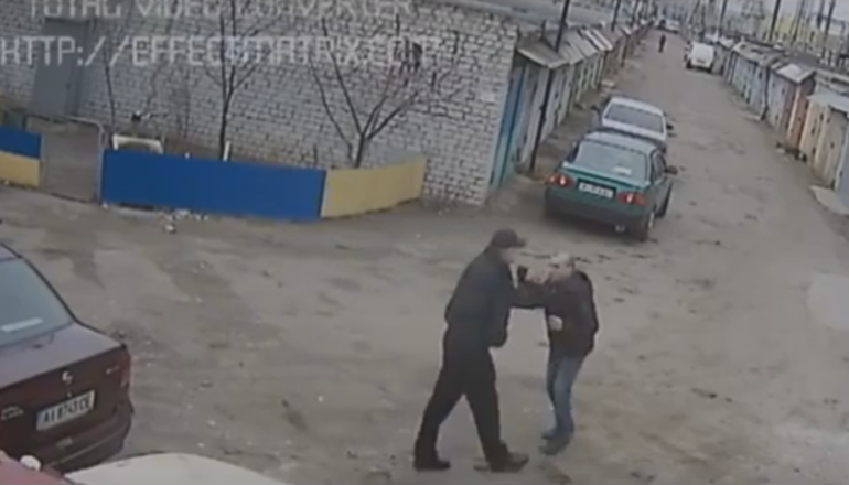 В Киеве копы избили мужчину, снимавшего их на телефон
