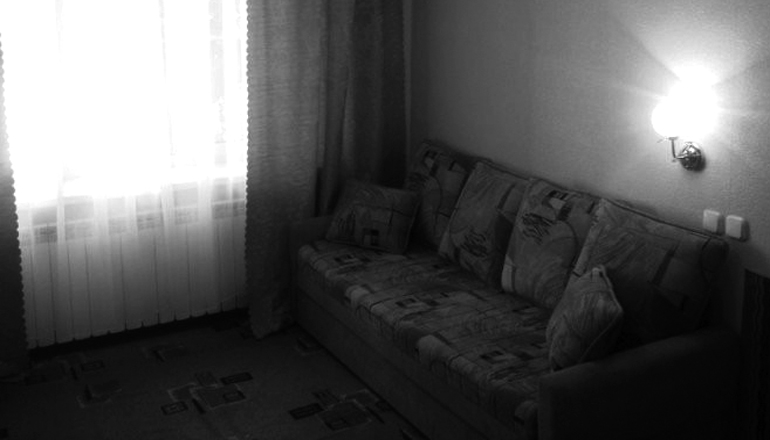 В России мужчина умер после падения с дивана