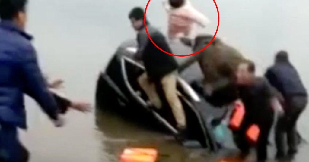 Отчаянный папа бросил ребенка на берег, спасая его из тонущего авто. Видео
