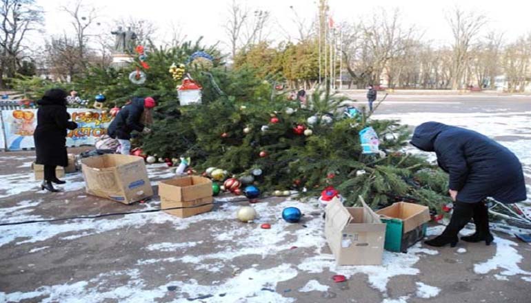 На Киевщине рухнула главная елка. Фото