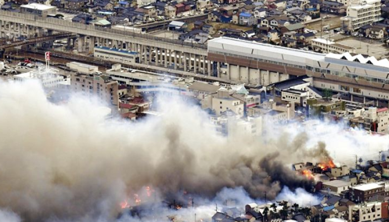 В Японии горит нефтеперерабатывающий завод