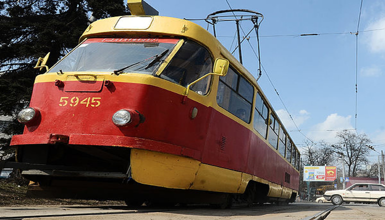 В Киеве трамвай тянул за собой мужчину около 30 метров