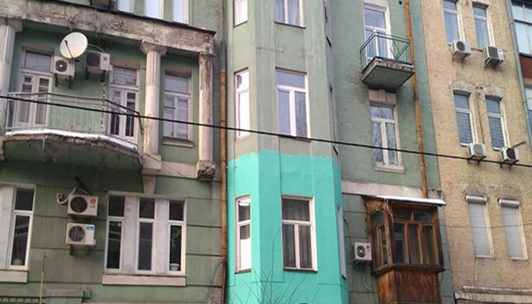 «Зеленка» и реклама на старинном доме взбесили киевлян. Фото