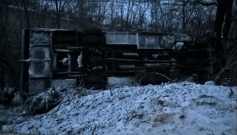 На Закарпатье автобус с пассажирами сорвался в обрыв