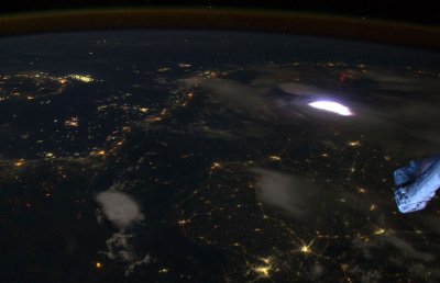 Захватывающее видео: удары молнии из космоса попали в объектив камеры