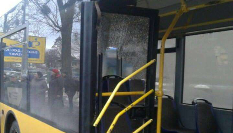 Давка в киевском троллейбусе: пассажиры выдавили стекло из двери
