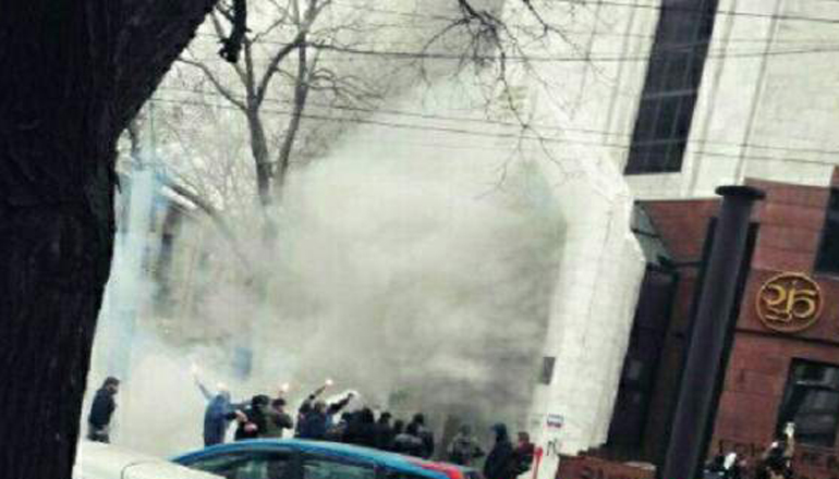 В Одессе активисты жгли дымовые шашки у «Проминвестбанка». Фото