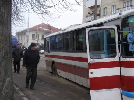 В Ровно автобус с детьми ушел под землю
