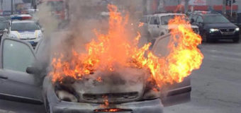 В Киеве посреди улицы вспыхнул автомобиль. Видео