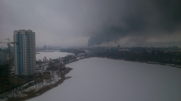В Киеве произошел мощнейший пожар на заводе. Фото