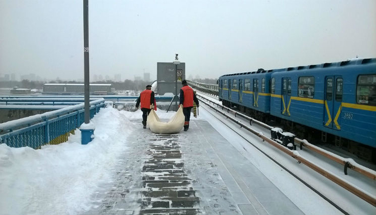 Киевские коммунальщики с мешком снега шокировали сеть. Фото